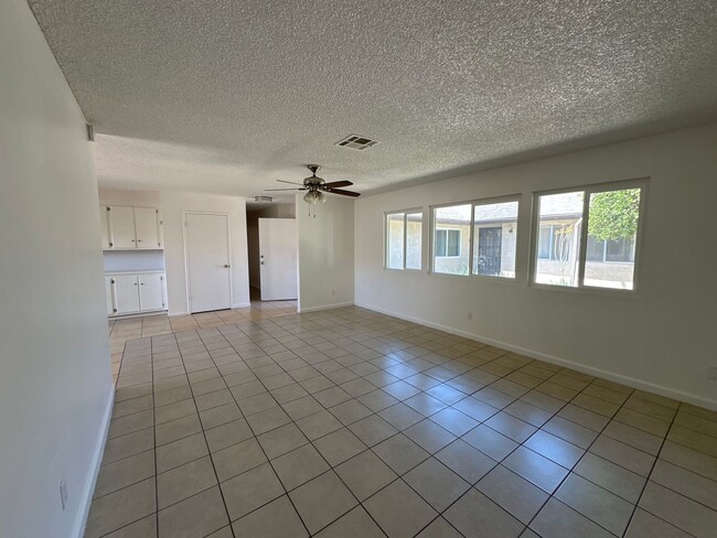 Building Photo - 3bd/2ba Duplex! - Hemet, CA