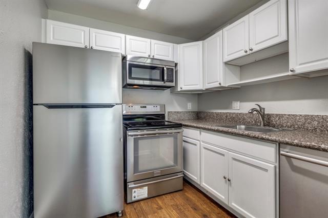 Building Photo - 18333 Roehampton Dr