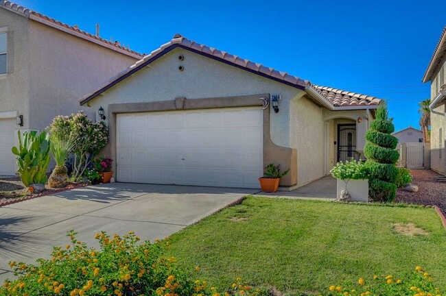 Building Photo - This beautifully updated single-story rental
