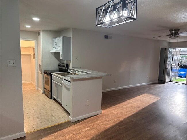 Building Photo - 10655 Braes Bend Dr