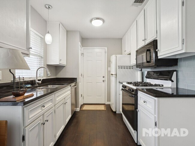 Building Photo - Updated home conveniently located in highl...