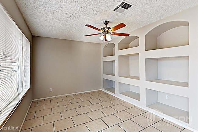 Foto del edificio - 4825 N 87th Dr