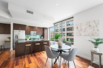 Building Photo - 910 Lenora St