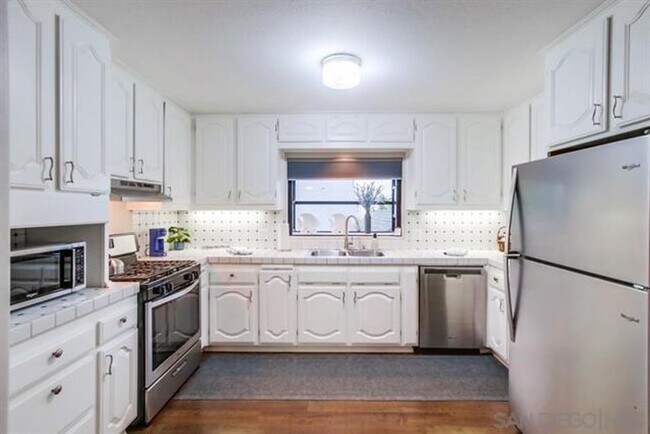 Building Photo - Open and Airy Back-Unit in Amazing Normal ...