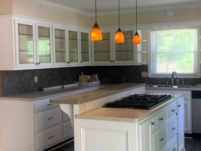 Building Photo - Gorgeous, Updated 3 Bedroom, 2 Bath Ranch ...