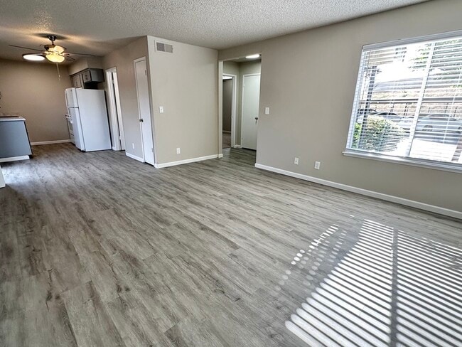 Planta baja 1x1 - Sala de estar - Creekside Apartments