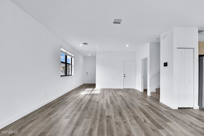 Building Photo - 4 br, 2.5 bath Townhome - 700 Del Vista Rd