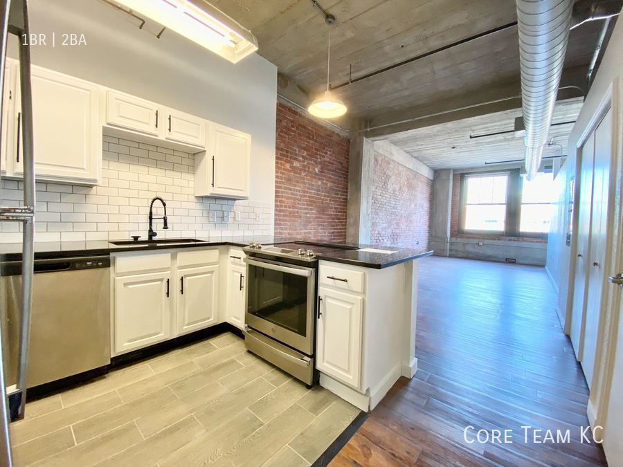 Primary Photo - Renovated 1 Bed + Bonus Room in Downtown!