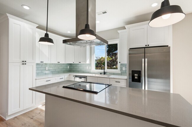 Foto del edificio - Conveniently located Single-family house available for Rent!