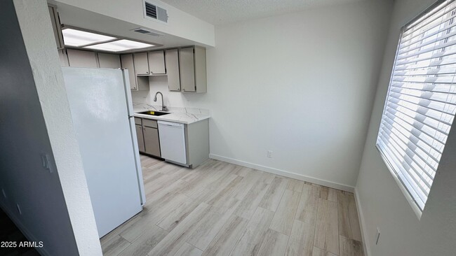 Foto del edificio - 1548 E 26th Ln