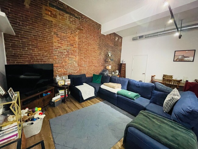 Foto del edificio - Spacious Master Bedroom and En-Suite in La...