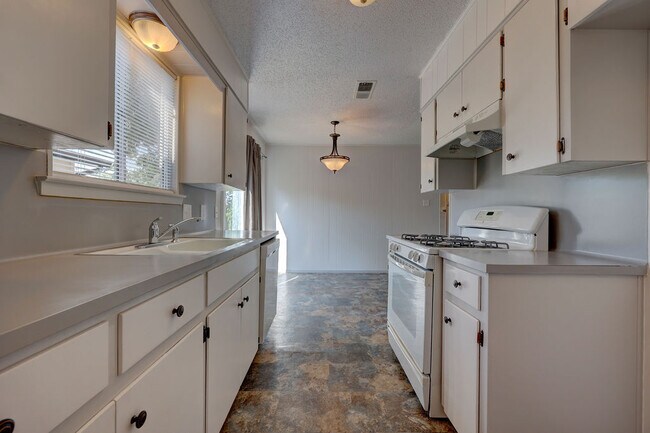 Building Photo - 8600 Woodstone Dr