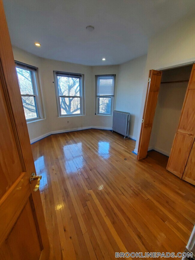 Building Photo - 352 Riverway