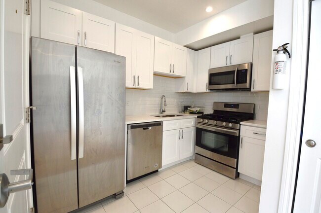 Foto del edificio - 2343 W Irving Park Rd