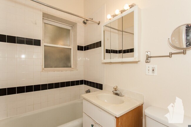 Foto del edificio - 3916 N Pine Grove Ave