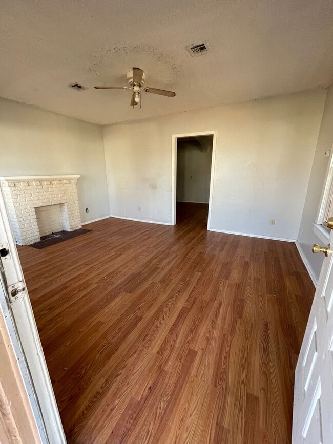 Building Photo - N J St. Duplex