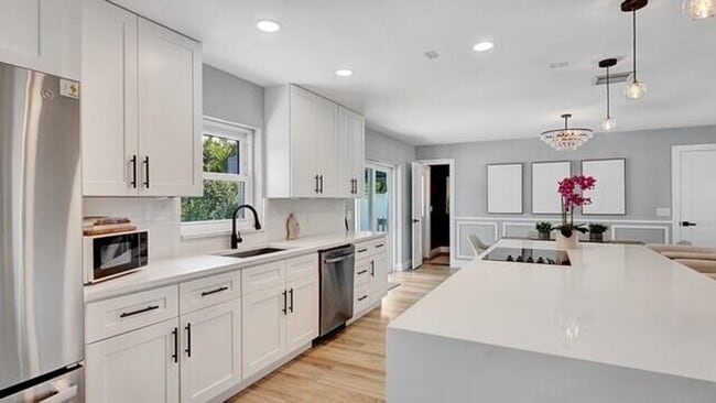 Building Photo - 722 SW 28th Ave