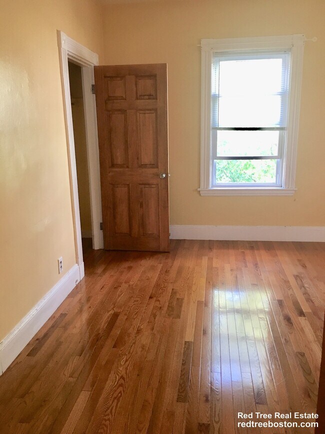 Building Photo - 46 Aspinwall Ave