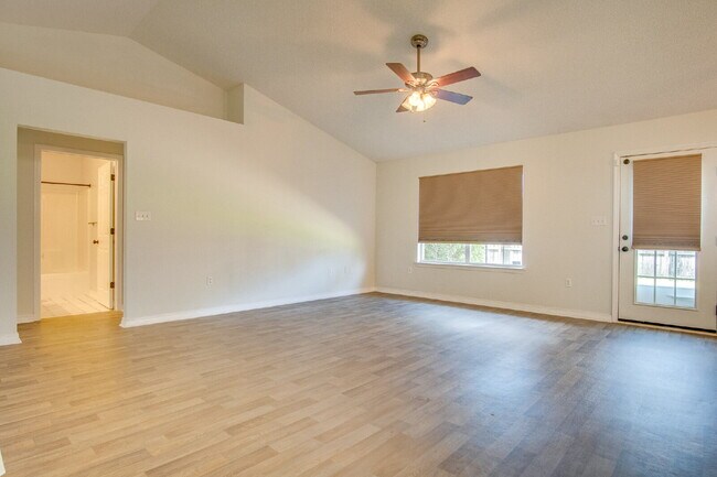 Foto del edificio - Navarre 4BR, 2BA Home with Open Floor Plan, Split Bedrooms, Wood-Look Flooring, 2-Car Garage & Fe...