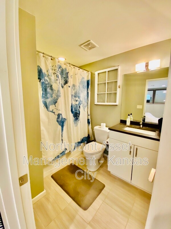 Foto del edificio - 2408 Forest Ave