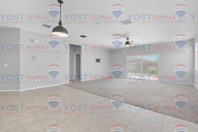Foto del edificio - Bright Open Floor Plan with Low-Maintenanc...