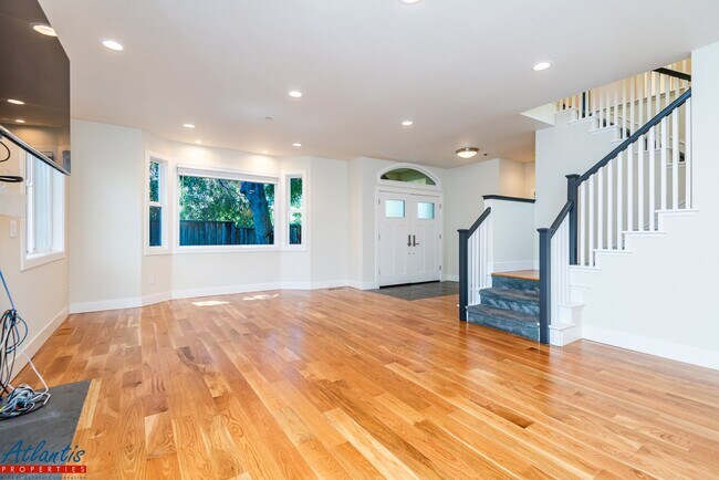 Foto del edificio - Gorgeous Mountain View Home Near Downtown
