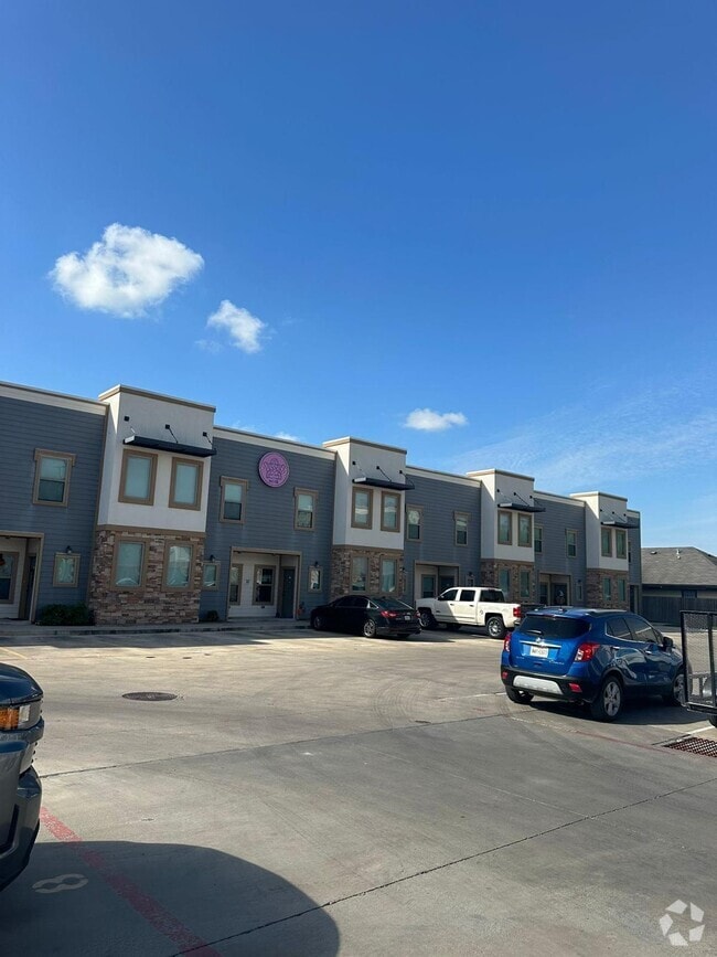 Building Photo - 2206 E US Highway 281