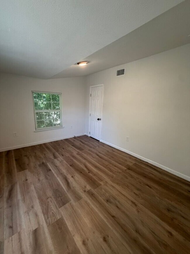 Foto del edificio - 2123 Burnett Ave