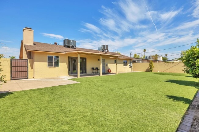 Building Photo - Tempe 6-Bedroom Home Featuring Large Turf Yard & Ideal Location