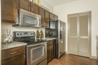 Building Photo - 5800 Woodway Dr