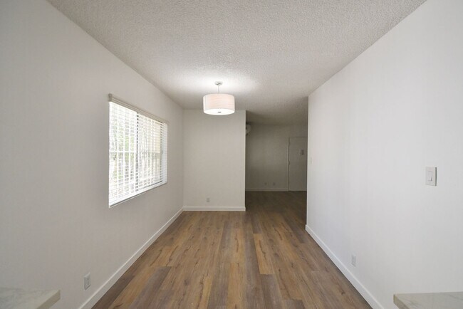 Foto del edificio - 6152 Woodman Ave
