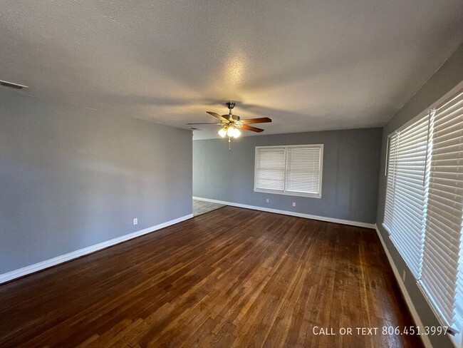 Building Photo - Cute 2/1 with hardwood floors and large ba...