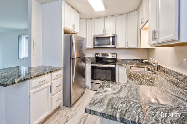 Building Photo - Spacious 1 Bed 1 Bath with Stainless Appli...