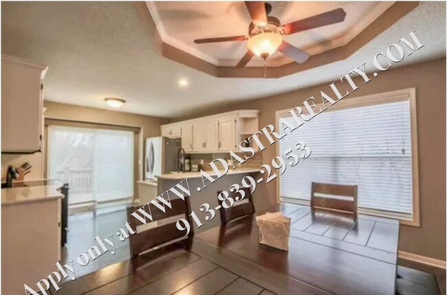 Foto del edificio - Beautiful 4 Bed 3 Bath Home in Olathe-Comi...