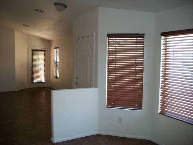 Foto del edificio - 3 Bedrooms Single Story Home