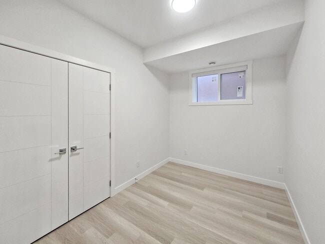 Photo du bâtiment - 6123-6133 Avenue Northwest - B1 Ave