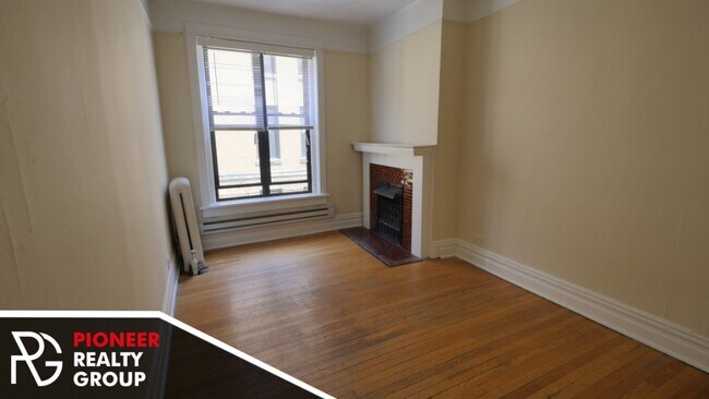 Building Photo - 428 W Belden Ave
