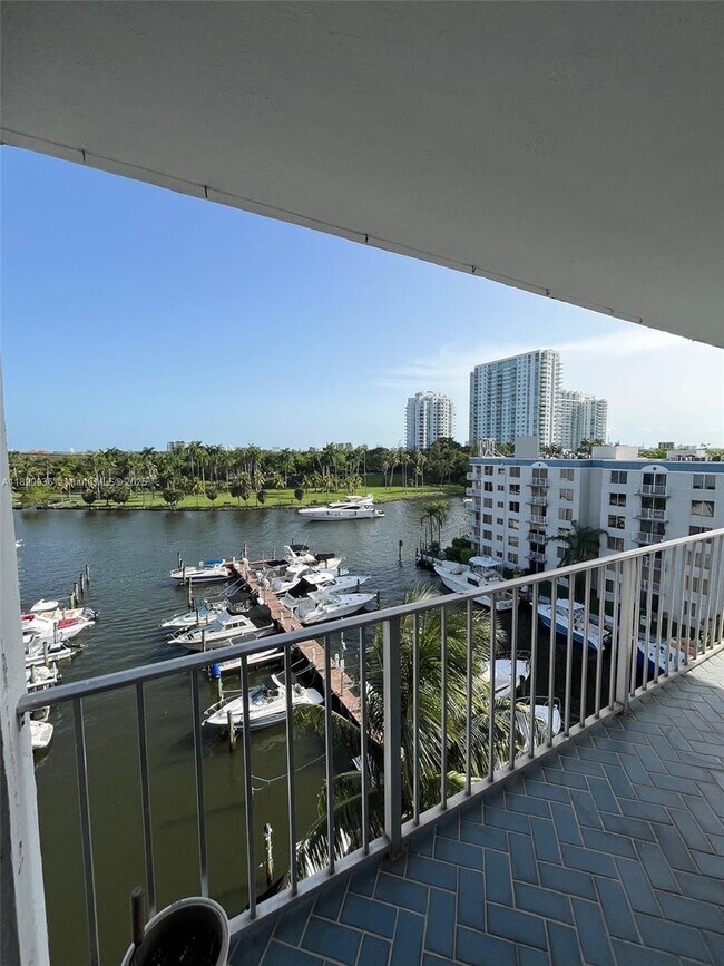 Foto del edificio - 1700 NW N River Dr