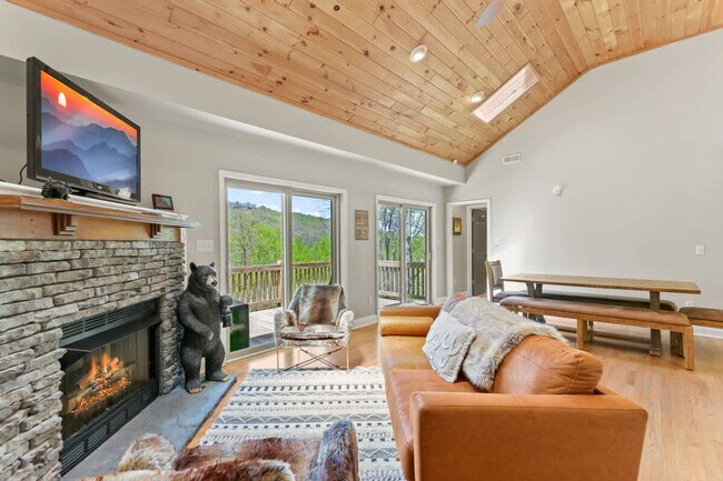 Foto del edificio - 335 Locust Ridge Rd