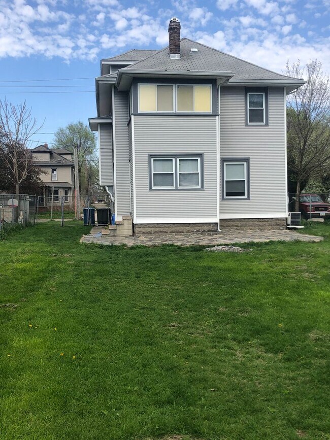 Building Photo - 3 bed, 1.5 bath home for rent