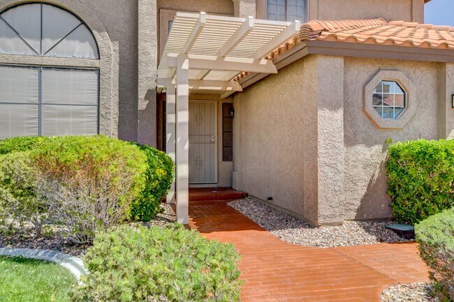 Foto del edificio - Gorgeous 4 Bedroom, 2 Story Home with a Beautiful Pool in the Lakes!