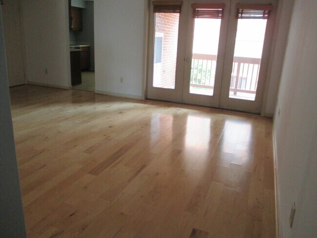 Foto del edificio - Bright and Cozy Two Bedroom Condo, One Blo...