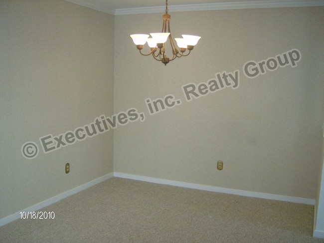 Building Photo - Beautiful and spacious townhouse in Bon Air