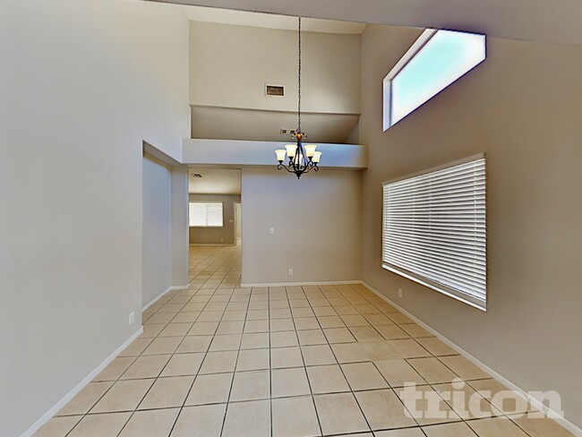 Foto del edificio - 6619 Clover Wood Ln