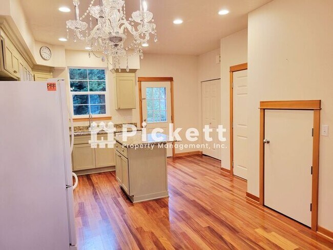 Building Photo - Lovely Poulsbo Place Home