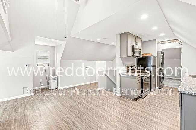 Building Photo - 2345 N Kenwood Ave