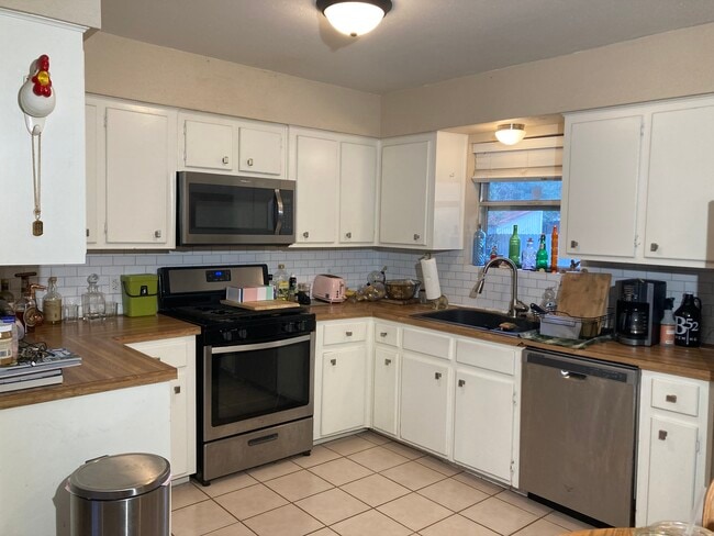 Kitchen - 200 N Shirley Ln