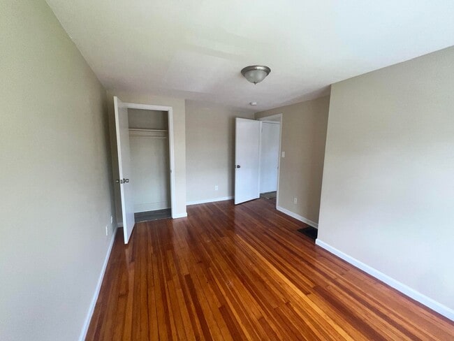 Building Photo - Gorgeous 1-bedroom, Top floor!  Apartment in quiet Pittsfield Street