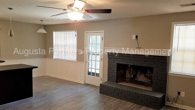 Building Photo - 142 Oakridge Dr
