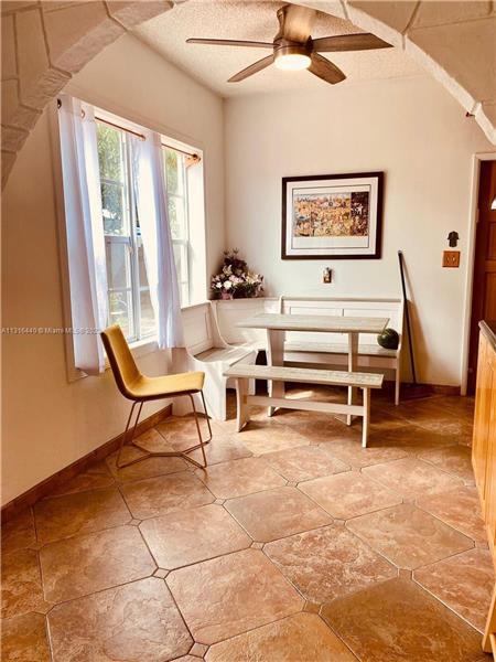 Foto del edificio - 912 NE 7th St